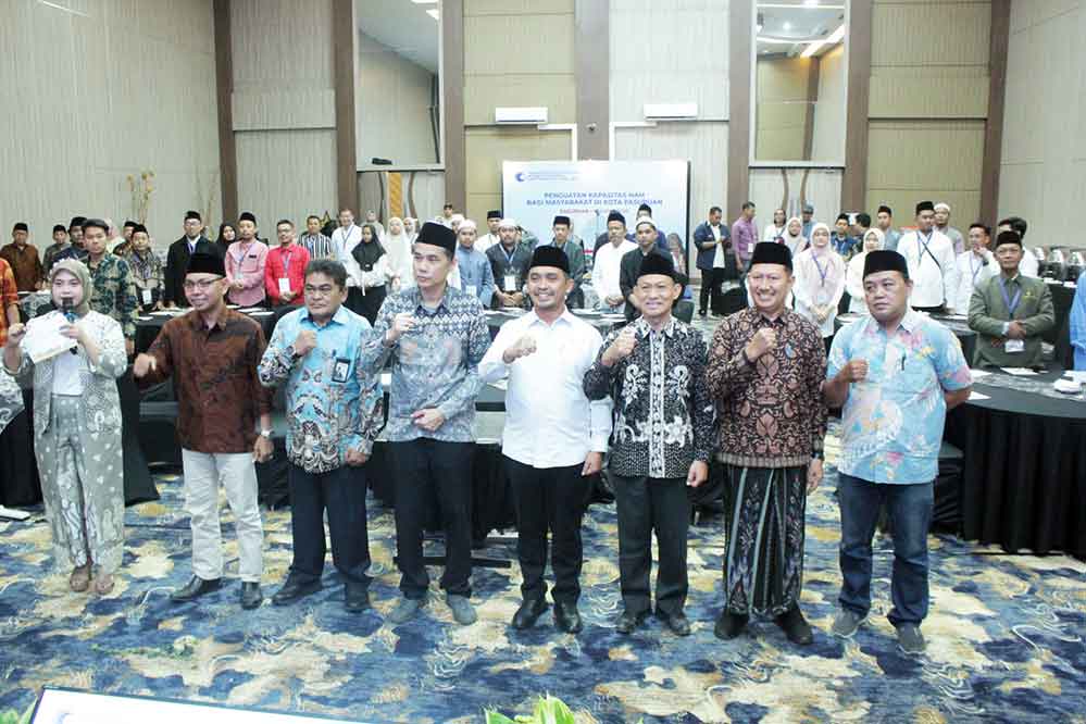 Wali Kota Pasuruan (empat dari kanan) usai membuka kegiatan sosialisasi penguatan kapasitas Hak Asasi Manusia (HAM) di Ascent Premiere Hotel Pasuruan. (Ist)