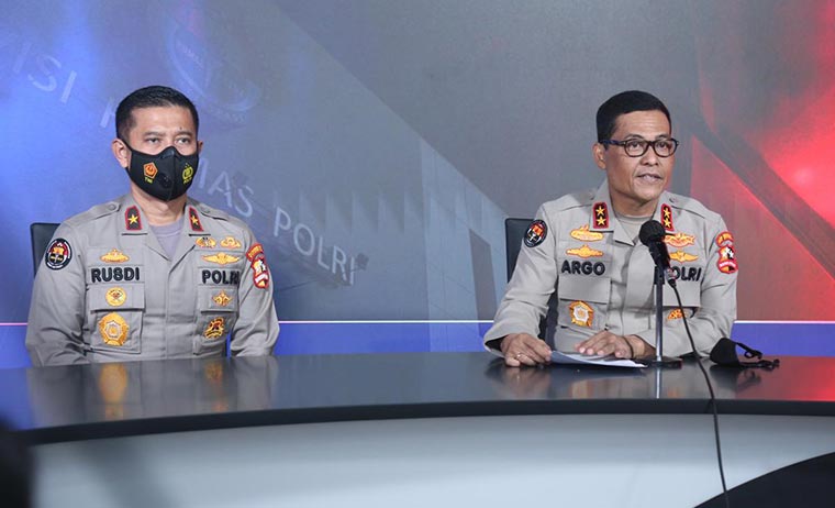 Kadiv Humas Polri Irjen Pol Argo Yuwono (kanan) saat menyampaikan keterangan pers.