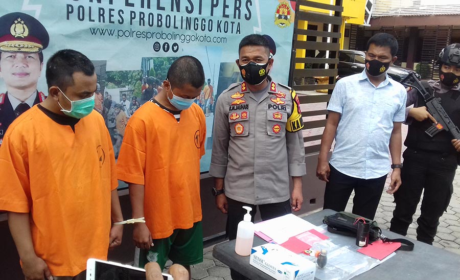 Kedua pelaku pelemparan bondet saat dihadirkan dalam rilis pers di Mapolres Probolinggo Kota.