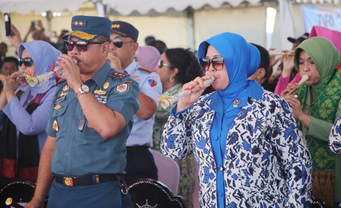 Pangkoarmada II bersama Ketua Daerah Jalasenastri Armada (KDJA) II saat meniup Serunai, alat musik tradisional khas Sumba yang diikuti oleh seluruh peserta yang hadir dalam acara pembukaan tersebut.