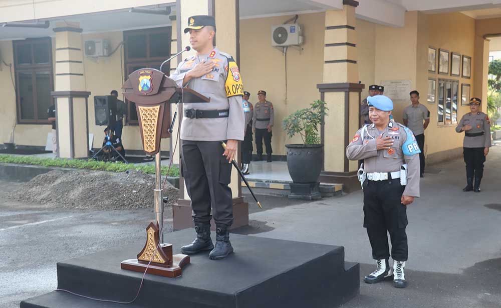 Kapolres Kediri Kota AKBP Bramastyo Priaji saat memimpin apel (foto: Muji Harjita)