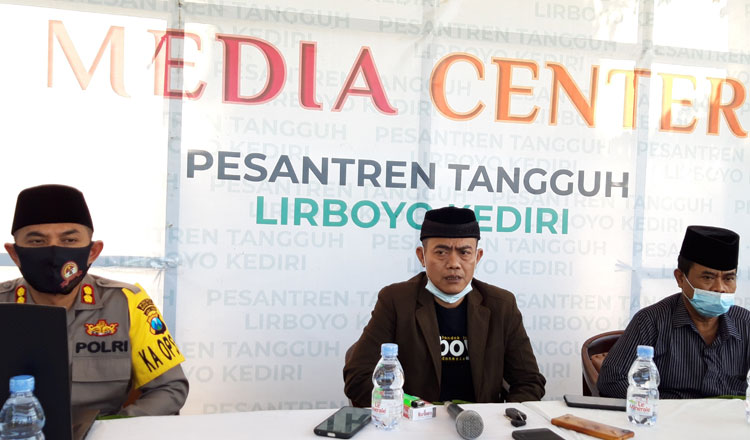 Ketua Pesantren Tangguh Ponpes Lirboyo, KH. M. Abdul Muid Shohib (tengah) didampingi Kapolres Kediri Kota AKBP Miko Indrayana, dan Drs. Nur Muhyar dari Pemkot Kediri. foto: MUJI HARJITA/ BANGSAONLINE