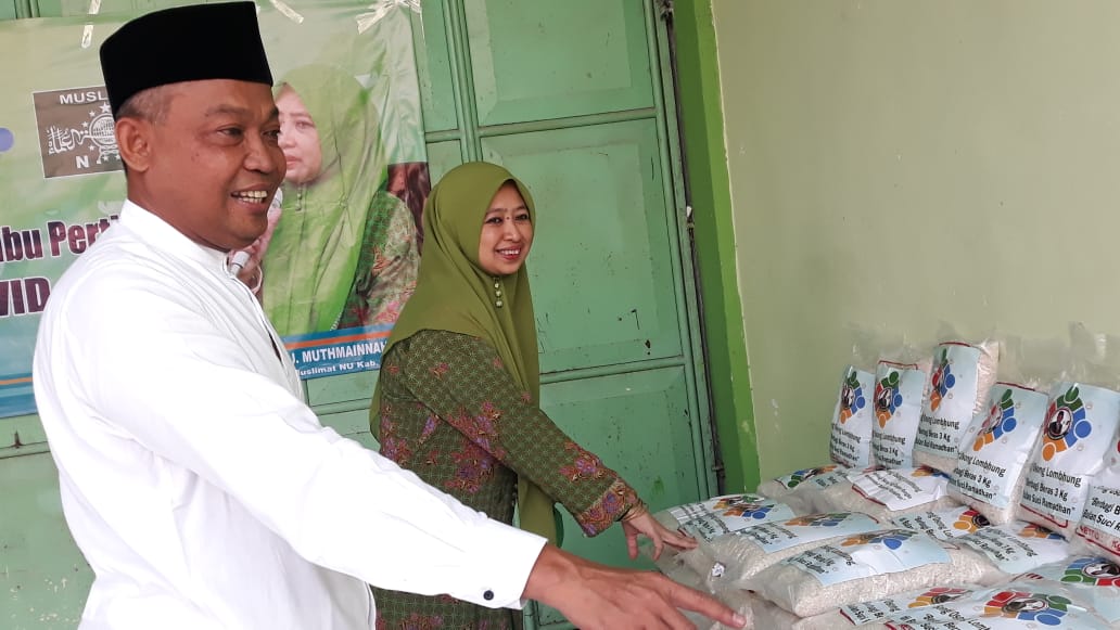 H. Syafiuddin Asmoro menyerahkan bantuan sembako kepada Nyai Hj. Muthmainnah Aschal, Ketua PC Muslimat NU Bangkalan.