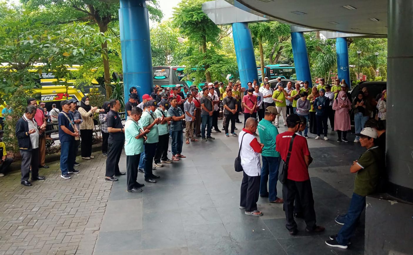 Para kades di Kabupaten Kediri sebelum berangkat ke Jakarta. Foto: Ist.