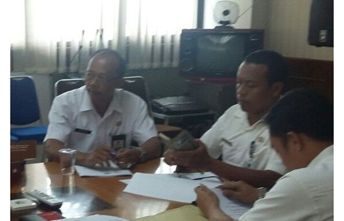 Marsandi, Kabid PP Bapenda Pacitan saat berdiskusi terkait tiga jenis pajak yang tak bisa ditagih. Foto: IST
