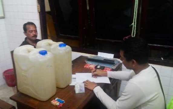 Tersangka (kiri) saat diperiksa di Mapolsekta Ngawi. foto: zainal abidin/BANGSAONLINE
