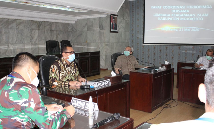 Bupati Pungkasiadi ketika memimpin rakor Idul Fitri. 