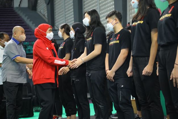Gubernur Jawa Timur Khofifah Indar Parawansa saat melepaskan keberangkatan Kontingen Tim Nasional (Timnas) Bola Basket Putri ke Sea Games XXXI Vietnam. di GOR Basket Kertajaya di Jalan Kertajaya Indah Timur I No. 1, Surabaya, Senin (9/5). Foto: Humas Pemrpv Jatim
