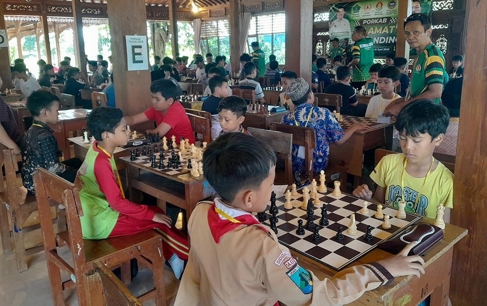 Atlet catur saat bertanding di Porkab Sidoarjo 2026, Sabtu (13/6/2026). Foto: MUSTAIN/ BANGSAONLINE