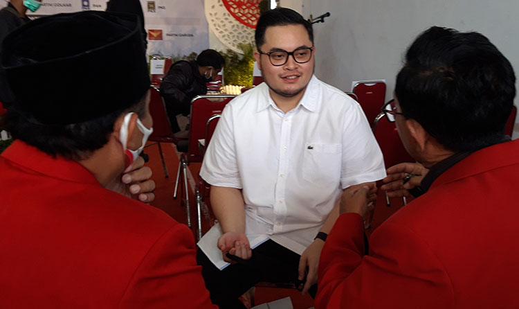 Bakal Calon Bupati Kediri, Hanindhito Himawan Pramono (baju putih) saat berbincang dengan Ketua DPC PDIP Kabupaten Kediri, Murdi Hantoro (kiri) dan Wakil Ketua DPC PDIP Kabupaten Kediri, Wasis sebelum berangkat ke KPU Kabupaten Kediri. (foto: MUJI H/ BANGSAONLINE).