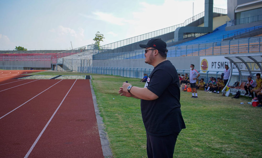Bupati Kediri Bupati Kediri Hanindhito Himawan Pramana saat hadir menonton uji coba antara Gresik United melawan Persedikab di Stadion Joko Samudro. foto: ist.