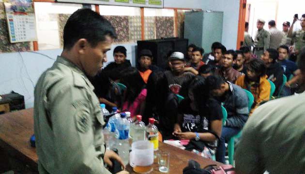 GAGAL VALENTINAN: Petugas satpol PP saat memberikan pembinaan kepada para remaja yang terjaring razia. foto: arif kurniawan/ BANGSAONLINE