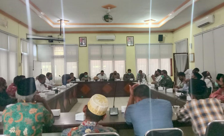 Suasana hearing antara Komisi D DPRD Bangkalan, Kades Maneron, Pengelola Pantai Tengket, di ruang Banggar, Kamis (8/7).