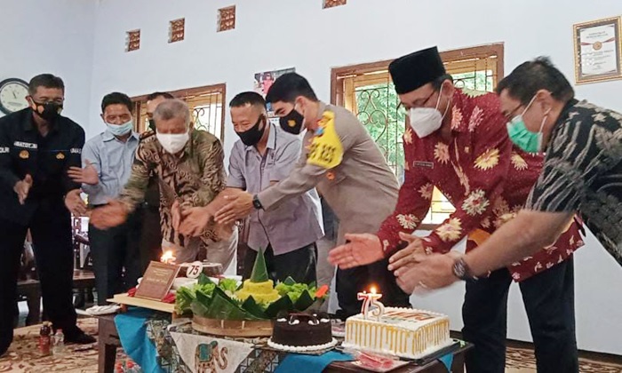 Tampak Kadis Kominfo Syaifudin Ahmad, Kapolres AKBP Rofik dan Ketua PWI Pasuruan Raya Joko Hariyanto saat prosesi tiup lilin.