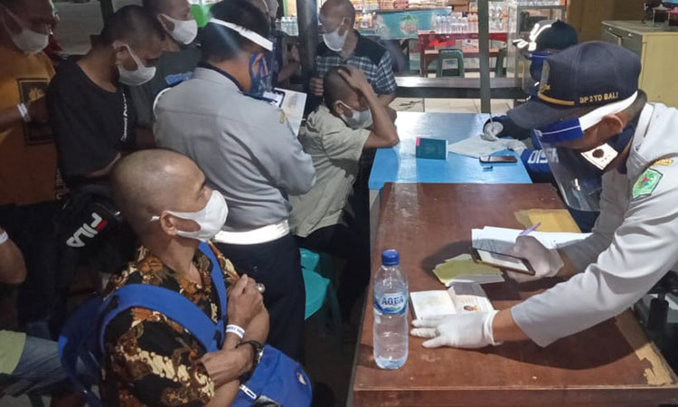 Para PMI dari Negeri Jiran tiba di Terminal Ronggosukowati, Kabupaten Pamekasan, usai dideportasi.