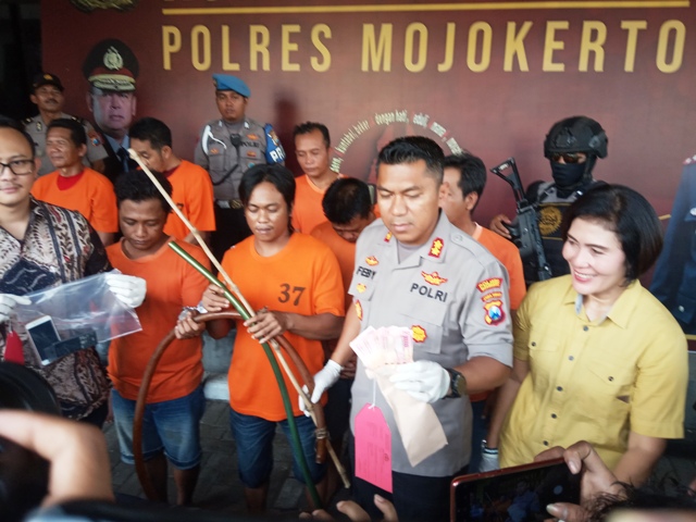 Kapolres Mojokerto AKBP Feby DP Hutagalung menyampaikan hasil ungkap kasus di mapolres, Senin (9/3/2020). 