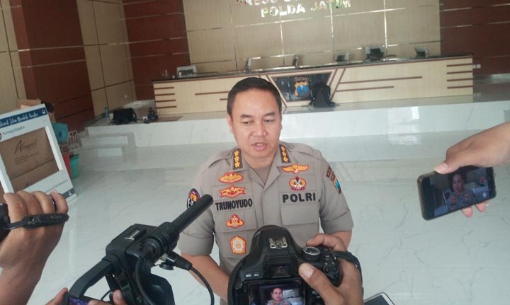 Kabid Humas Polda Jatim Kombes Trunoyudo Wisnu Andiko saat konferensi pers di balai wartawan Polda Jatim, Senin (10/2).