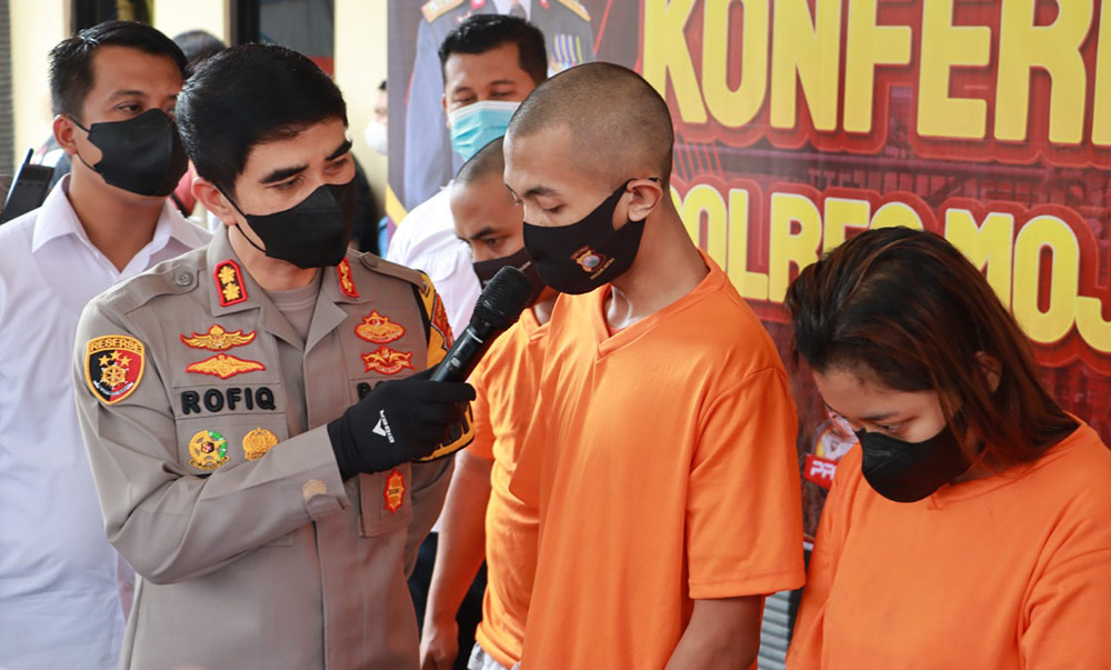 Kapolres Mojokerto Kota AKBP Rofiq Ripto Himawan meminta keterangan terhadap kedua tersangka penggelapan motor.
