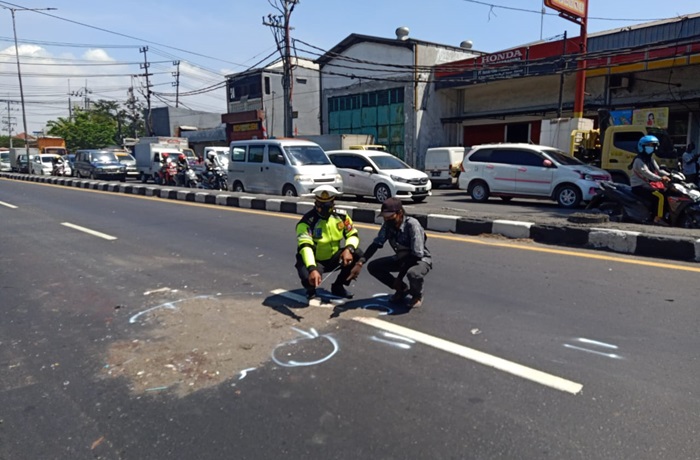 Lokasi terjadinya kecelakaan antara sepeda motor dengan truk tronton.