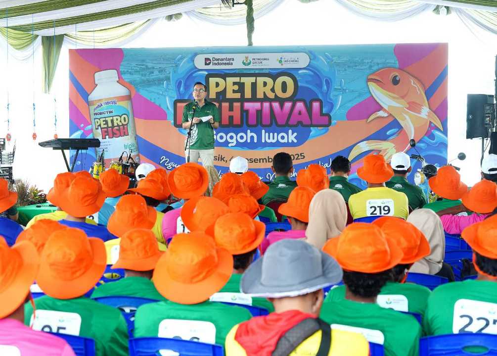 Direktur Keuangan dan Umum Petrokimia Gresik, Adityo Wibowo saat membuka Petro Fishtival Gogoh Iwak di Desa Gumeno, Kecamatan  Manyar. foto: ist.