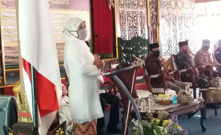 Gubernur Jatim Khofifah Indar Parawansa saat menghadiri silaturahim ulama se-Madura bersama Menkopolhukam Mahfud MD di Pendopo Agung Bangkalan, Sabtu (27/6/2020).