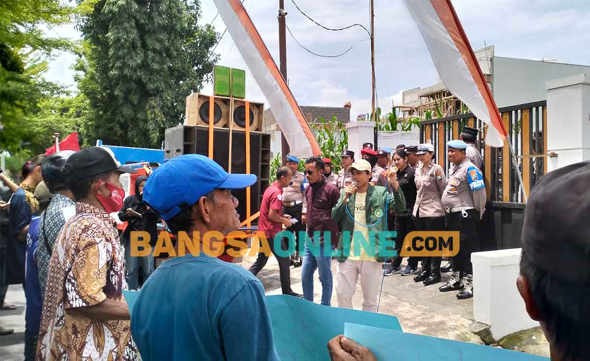 Demo di KPU Kota Blitar. Foto: AKINA NUR ALANA/BANGSAONLINE
