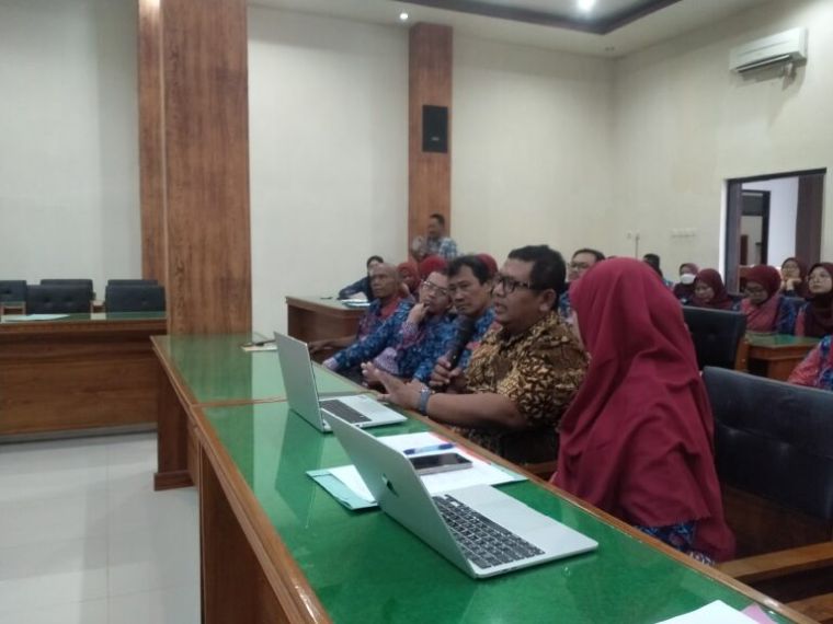  Para perwakilan Ikatan Apoteker Indonesia (IAI) saat menyampaikan aspirasi di Aula Gedung DPRD Trenggalek