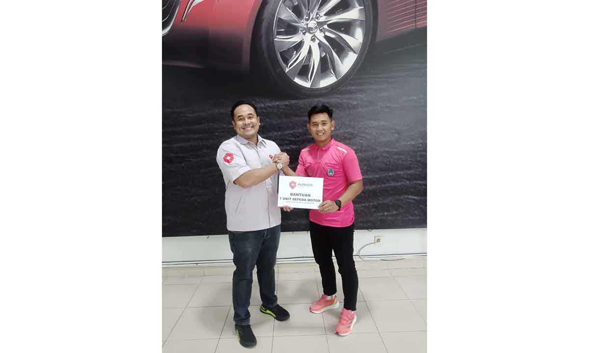 Pimpinan Patriots Grup yang juga Presiden PSMP, Raja Siahaan, saat menyerahkan bantuan satu unit sepeda motor kepada salah satu wasit Liga 3, Gunawan.