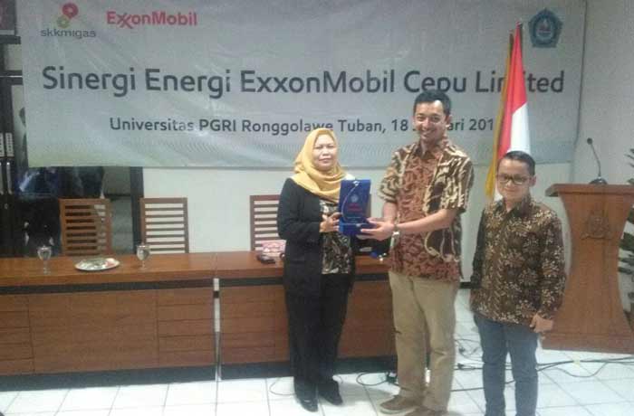 Rektor Unirow memberikan kenang-kenangan pada perwakilan manajemen EMCL.