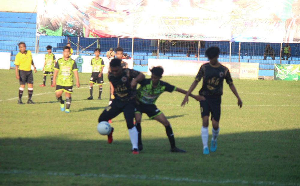Pemain Amanatul Ummah FC berebut bola dengan pemain Uluwiyah FC.