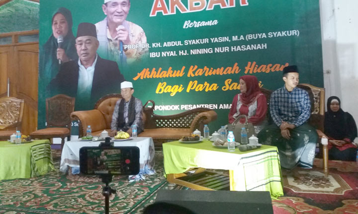 Buya Syakur di depan ribuan santri Pondok Pesantren Amanatul Ummah Pacet Mojokerto Jawa Timur, Jumat malam (21/9/2019). foto: bangsaonline.com