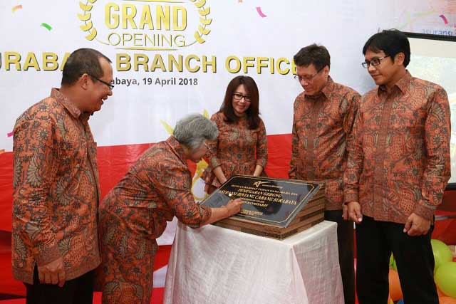 Presiden Komisaris Shanti Lasmining Lasminingsih Poesposoetjipto menandatangani prasasti peresmian disaksikan Presiden Direktur HSW Widodo (kiri), Reniwati Darmakusumah (Director Marketing & Sales/tengah), Jendry Cardo Manurung (Director Finance & Support Services/ paling kanan).