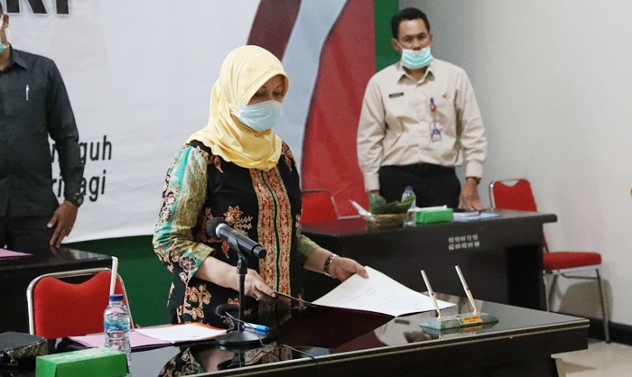 Bupati Kediri dr. Hj. Haryanti Sutrisno saat mengikuti virtual conference di Ruang Candra Kirana Pemkab Kediri, Selasa (30/6). foto: ist.