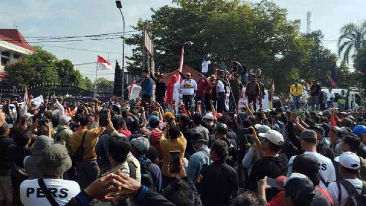 Puluhan ribu massa saat aksi demo di depan kantor Bupati Pati Sudewo berujung ricuh, Rabu (13/8/2025). Foto: Tempo