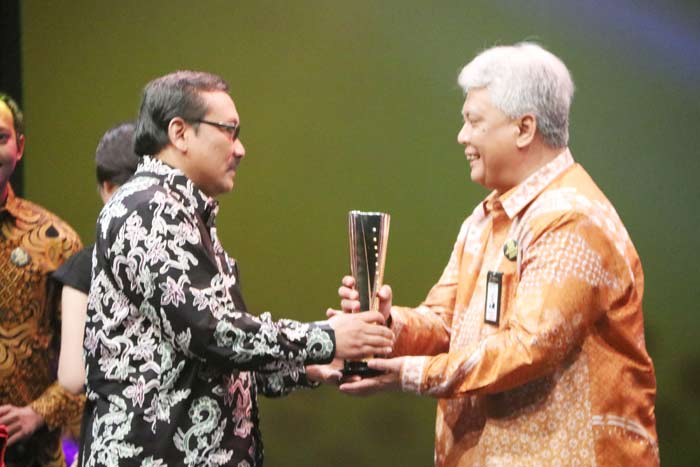 Dirut Petrokimia Gresik  (PG) Nugroho Christijanto (kanan) menerima penghargaan dari Kepala BSN Bambang Prasetya.