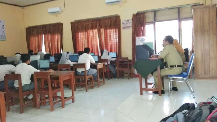 Listrik Padam Akibat Puting Beliung, UNBK di SMKN Nglegok Blitar Pakai Genset