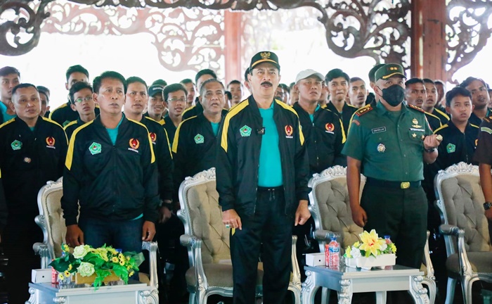Wakil Bupati Pamekasan RB Fattah Jasin saat hadir melepas atlet yang akan berjuang di ajang Porprov VII Jawa Timur.