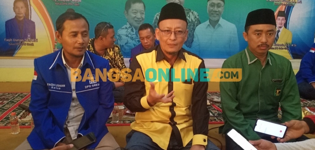 Ahmad Nurhamin (tengah) didampingi Faqih Usman dan Khoirul Huda saat memberikan keterangan pers. Foto: SYUHUD/ BANGSAONLINE