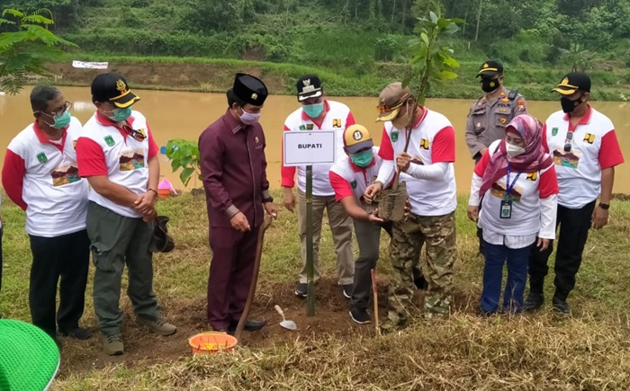 Bupati Pasuruan saat meresmikan Embung Welulang.