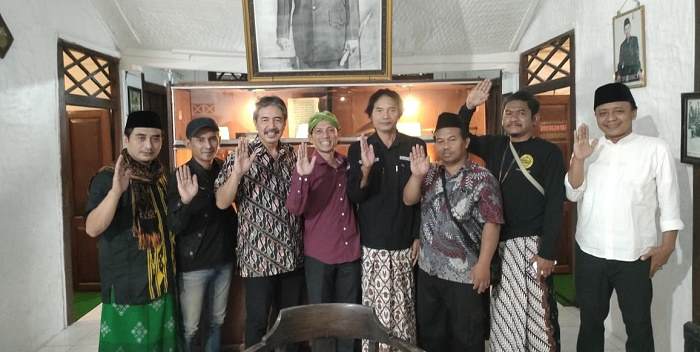 Penulis sejarah Bung Karno, Roso Daras (tiga dari kiri) dan tim saat berada di Ndalem Pojok. Foto: Ist.

