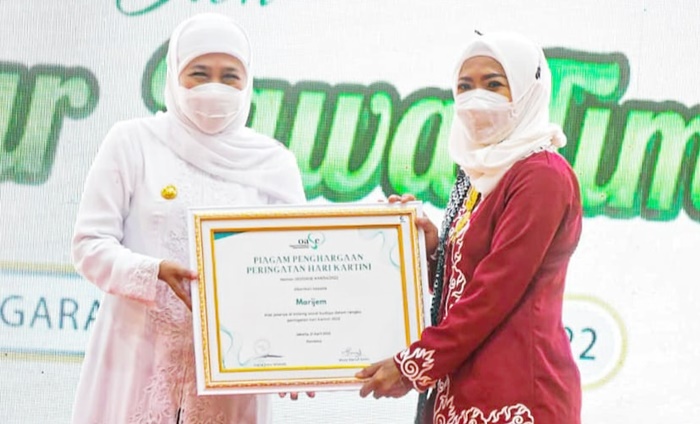 Marijem saat menerima piagam penghargaan yang ditandatangani Ibu Negara Iriana Joko Widodo dan Wury Estu Ma
