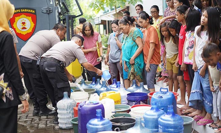 Warga Kota Probolinggo saat antri air bersih yang didrop oleh Pemkab Probolinggo.
