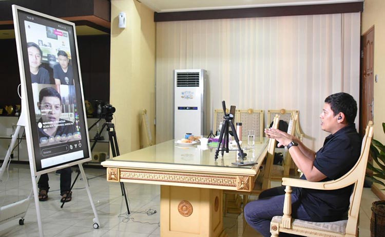 Wali Kota Kediri, Abdullah Abu Bakar saat Live Instagram bersama akun @explorekediri. (foto: ist).