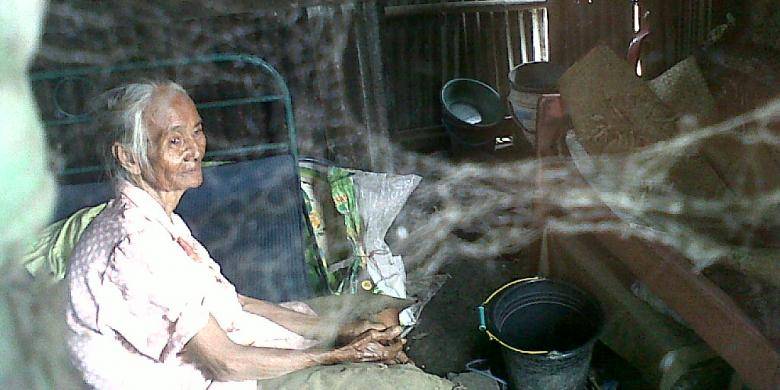 Daeng Bollo (75) menghabiskan masa tuanya dan tidur bersama ayam dan kambing peliharaannya lantaran ditelantarkan oleh orangtuanya. Selasa, (17/02/2015). (kompas.com)