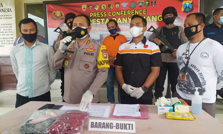 Kapolresta Banyuwangi Kombes Pol. Arman Asmara Syarifuddin menunjukkan tersangka. (foto: ist)