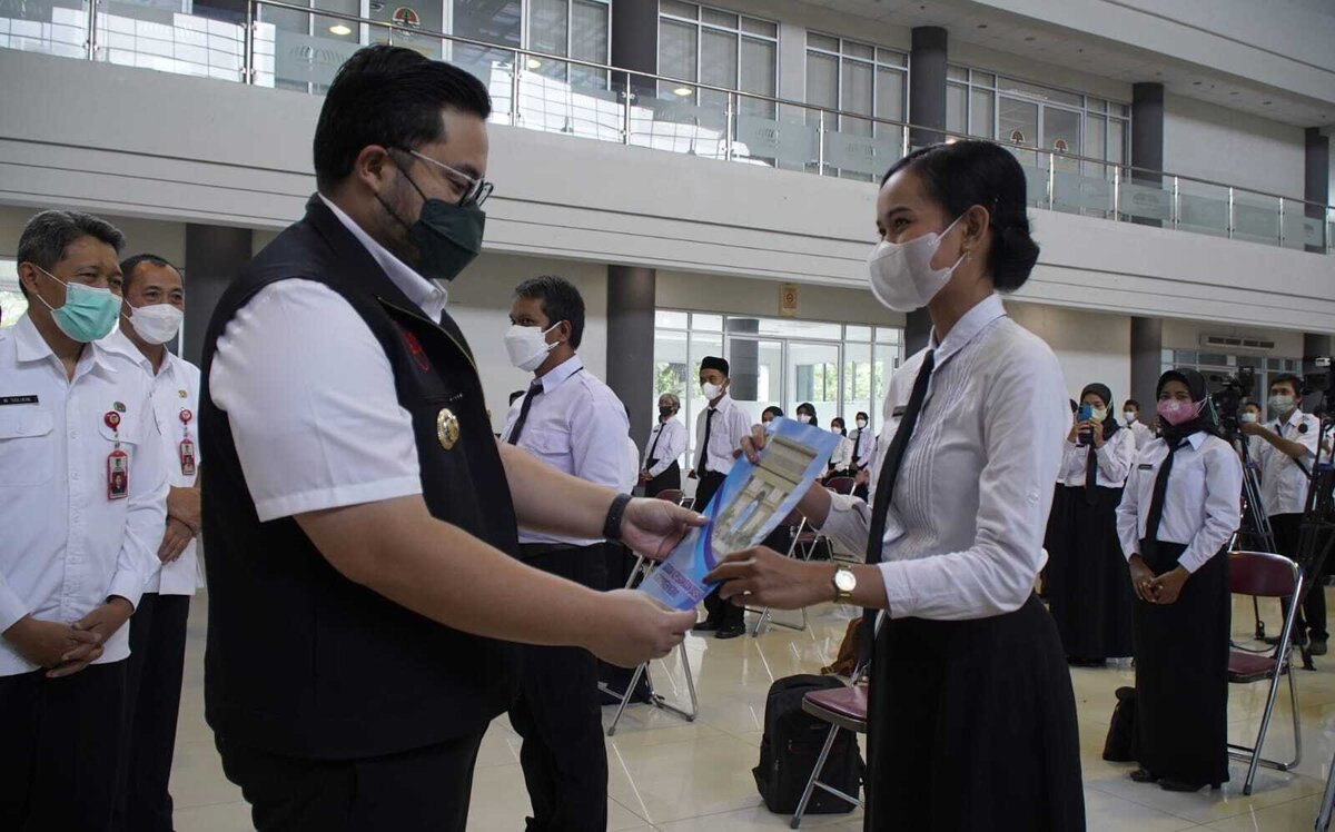 Bupati Kediri Hanindhito Himawan Pramana saat menyerahkan SK PPPK kepada salah satu guru perempuan. Foto: Ist.