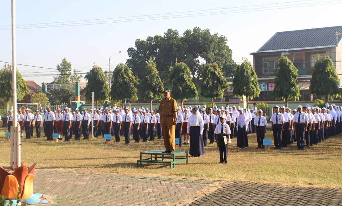 Kepala SMP Negeri 6 Nganjuk, Tri Sumartana, saat menjadi pembina upacara di awal tahun pelajaran baru.