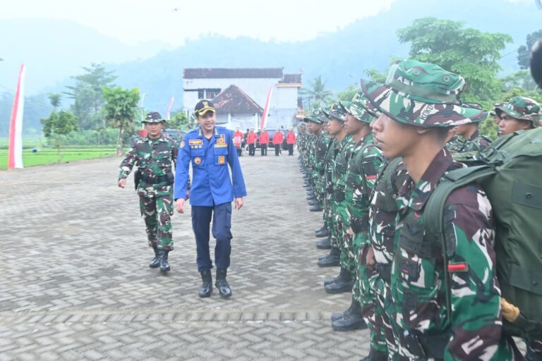 Wabup Trenggalek Syah Natanegara saat memimpin upacara TMMD di Lembah Kepuh, Gandusari