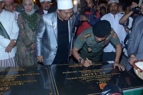 TEKEN - Panglima TNI Jendral TNI Dr Moeldoko menandatangani prasasti peresmian Pondok Pesantren dan Rehabilitasi Mental Az-Zainy pimpinan KH Zain Baik di Desa Pandan Ajeng, Kecamatan Tumpang, Kabupaten Malang, Jumat, (5/9/2014) malam. foto : Puspen TNI untuk BangsaOnline