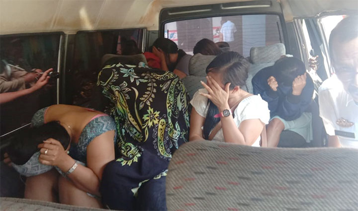 9 wanita penghibur pria hidung belang saat akan dikirim ke Liposos Jatim. foto: MURSIDI/ BANGSAONLINE